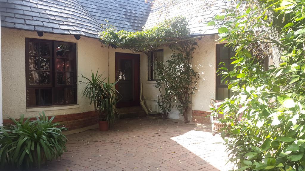 Rosebank Lodge & Backpacker Johannesburg Exterior photo